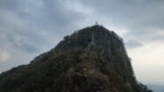 La cima. Verticalmente sotto alla croce si nota la costola rocciosa