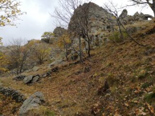 Ultimo tratto della mulattiera sotto la rocca