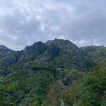 i pilastri visti dal sentieri di avvicinamento
