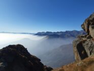 Il Monviso fa capolino tra le nebbie basse