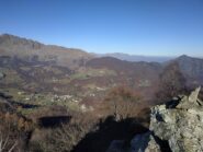 Dalla Testa Pelà. A sx: Rocca Moross con la cresta del Drago. A dx Uia di calcante. 