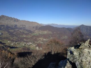 Dalla Testa Pelà. A sx: Rocca Moross con la cresta del Drago. A dx Uia di calcante. 