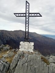 la croce di vetta e la lapide commemorativa.