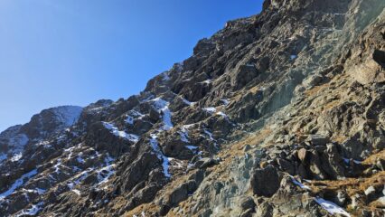 A 2700: la cengia innevata che traversa a sx (dx orografica).