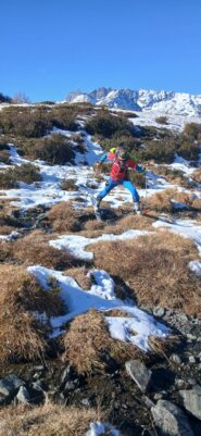 Si parte sci e split nello zaino, poi si inizia a guadare i ruscelli...