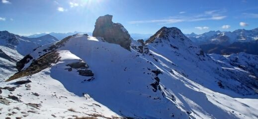 Usciti sulla sx in salita, l'idea era la spalla ovest della trecarrè, ma a nord la neve era molto migliore... gran sciata novembrina direttamente dal col di croux