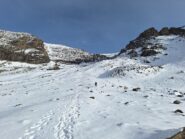 In discesa, sguardo sulla parete W della P.te de l'Haie e le goulotte (a dx)