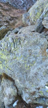 Disegno scolpito sulla roccia, come c'è anche sul vicino Civrari