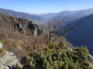 Valle di Viù dal ginepro della Rocca Lusoira.