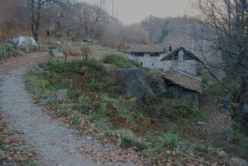 Il sospirato arrivo all’Alpe Trapuscera, sulla sterrata che scende ai Laghi di Nonio