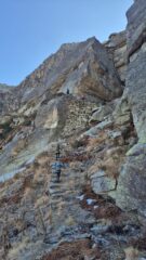 la scala di pietra che porta al passo