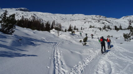  Abbandonato la strada per il P.so San Bernardino seguiamo la traccia per il Piz de Mucia.