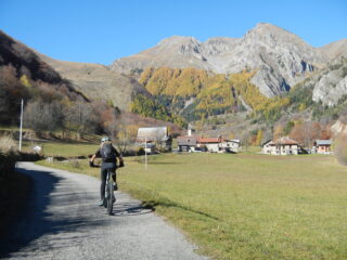 Neraissa Inferiore e sullo sfondo il Monte Nebius