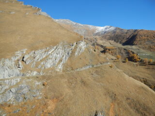 sulla destra dello sterrato è visibile l'Alpe Arcella