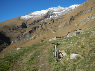Alpe Arcella e il versante sud est del Rocciamelone sullo sfondo 