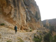 sul sentiero esterno alla galleria