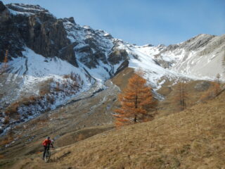 sullo sfondo il canalone di salita alla Punta Chalanche Ronde