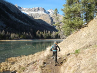 costeggiando il lago sul lato destro 
