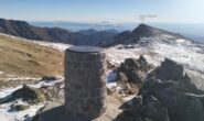  Passiamo al Truc Muandette 2022m con cippo e rosa dei venti con indicazioni vette. 