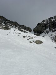 In vista del canalino, con qualche residuo di valanga