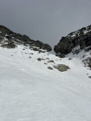 In vista del canalino, con qualche residuo di valanga