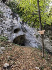 Grotta nella valle del Pisi