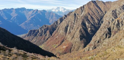 Il percorso di salita con sullo sfondo il Monte Rosa