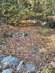 Bivio segnato con ometto e vernice verde.