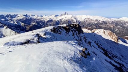 Dalla cima. Vista direzione Monviso e strada dei Cannoni (ben visibile). 