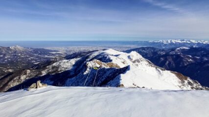 Rocca Cernauda. 2282m. Nessuna croce. Due bandierine e qualche sasso. 