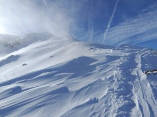 Salita di cresta su neve ventata 