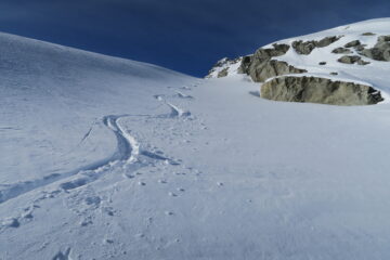 un piccolo tratto riparato dal vento con bella neve