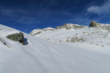 dopo il Colle del Mont Gelé prima di sbarcare sul ghiacciaio c'è un tratto dove bisogna zigzagare tra le pietre