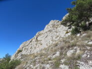 si costeggia la falesia alla base