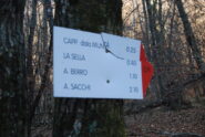 Sul sentiero di ritorno: le indicazioni per la Sella, sulla cresta che scende dal Monte Mazzone