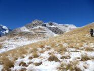 In salita. In alto a destra la cima.