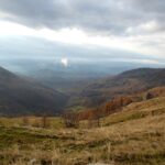 Sguardo verso valle, in un raro momento soleggiato, poco dopo Pian delle Nere.
