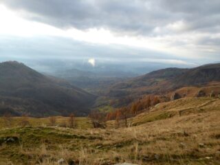 Sguardo verso valle, in un raro momento soleggiato, poco dopo Pian delle Nere.