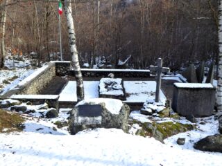 Il Monumento dove sorge la fossa comune di 26 Partigiani.