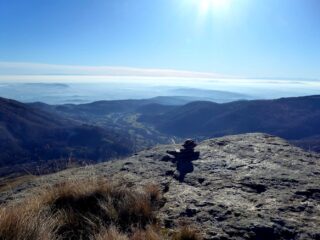 In vetta al Mont d'la Guia. A destra dell'ometto si vedono le incisioni rupestri.