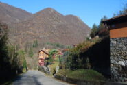 Il Pizzo visto scendendo da Colma a Cesara. Le due croci sono sulle cime divise dalla sella