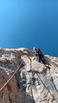 Salendo il bel muretto iniziale dei tiri schiodati affianco a 