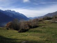 Verso alta valle, dai prati intorno al castello.