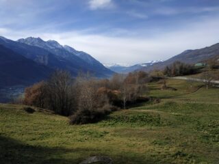 Verso alta valle, dai prati intorno al castello.