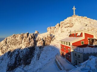 Rifugio Azzoni e vetta del Resegone.