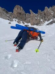 Miche in un momento di amore totale bacia la neve