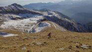 Discesa per i pratoni della cresta sud