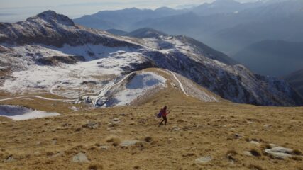 Discesa per i pratoni della cresta sud