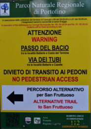 L'assurdo cartello di divieto a San Rocco.