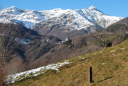 Vista Oropa e cresta dal Monte Rosso al Monte Tovo da alpeggi sovrastanti il sentiero D4